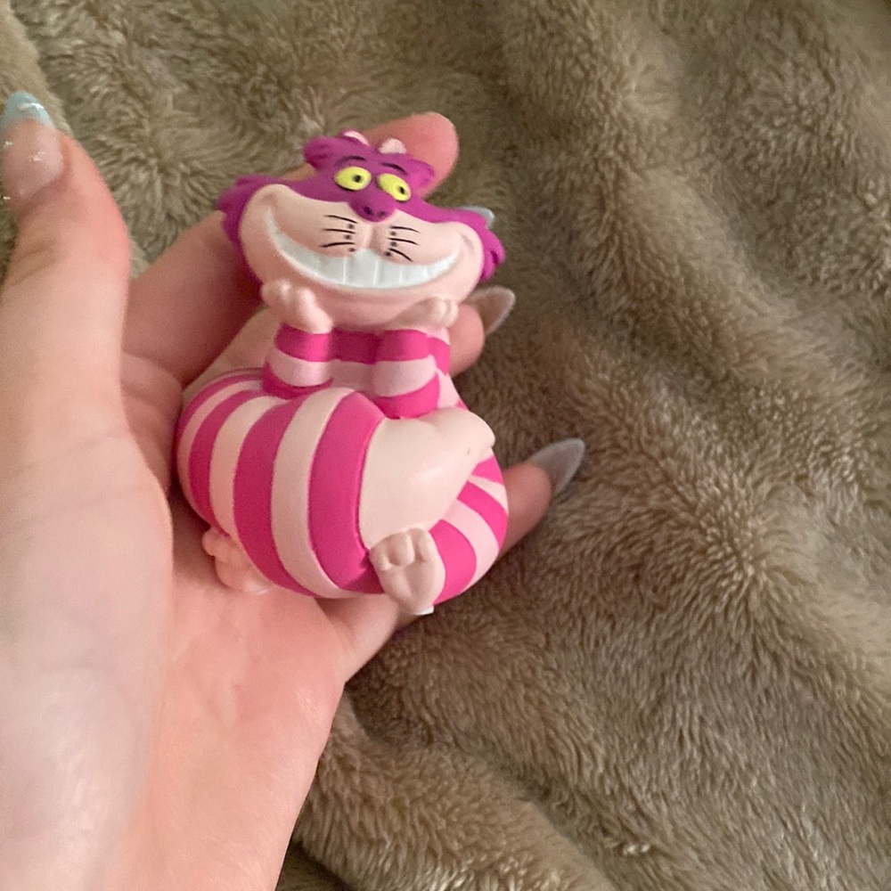 Alice in wonderland Cheshire Cat figure